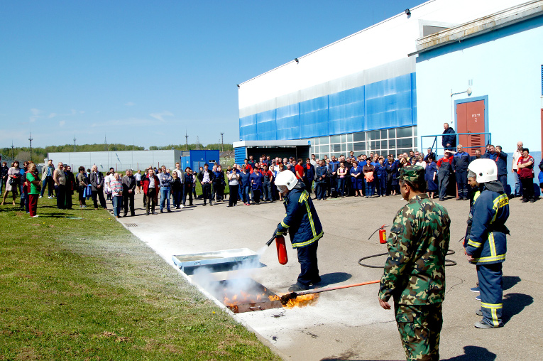 Fire extinction on combustible fluid with an OU-5 extinguisher during fire safety practical exercise