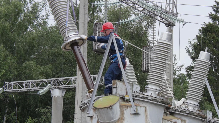 A film frame from Installation of high-voltage bushings with solid RIP insulation made by Izolyator at power facilities video tutorial