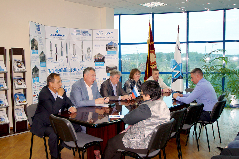 Meeting on staff succession planning at Izolyator