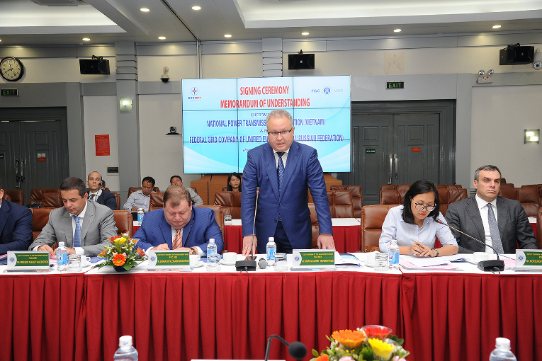 Andrey Murov addressing the attendees of Russia — Vietnam meeting