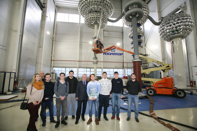 The attendees of the visiting class for MPEI Research University students at Izolyator’s test center