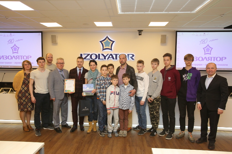 Participants of Izolyator plant tour for parents and children of Union of multiple children families of Istra district “All together”