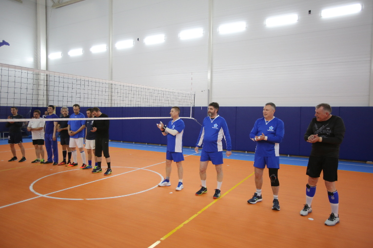 Mechanical shop team (L) and Directorate team before the start of the game at the sports hall of Izolyator plant