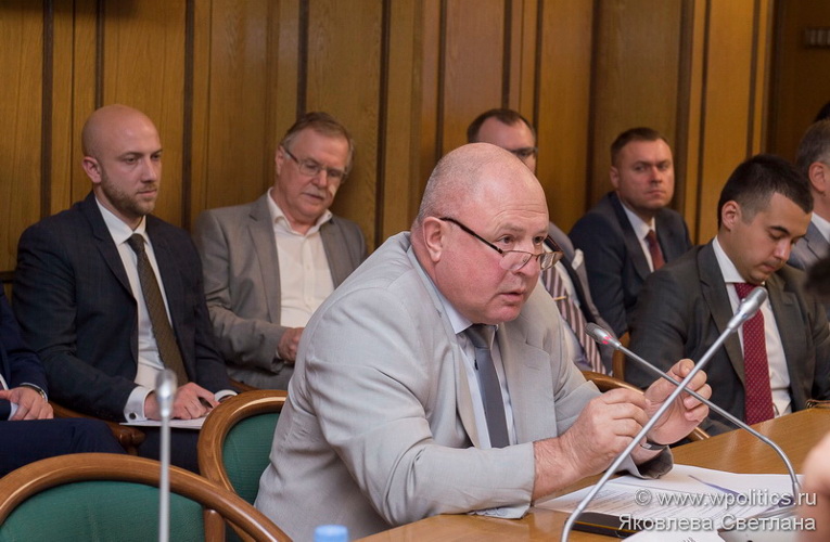 Alexander Savinov at the meeting of the expert council of Just Russia Parliamentary Group on Import Substitution in Trasneft
