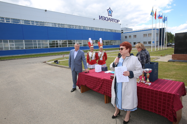 Lyudmila Kostyrya, representative of the Awards Directorate of the Moscow region’s Governor’s office is congratulating the staff of Izolyator plant with the 122nd birthday of the enterprise