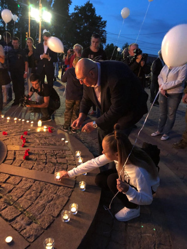 People are lighting candles in memory of those who did not come back from the war