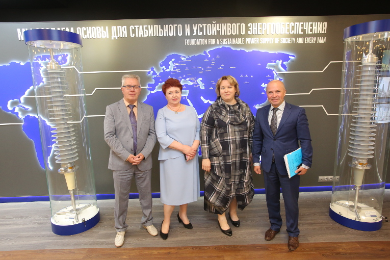 At the museum of Izolyator plant, L-R: Victor Kiryukhin, representative of the awards department of the Moscow region Governor’s administration Lyudmila Kostyrya, Yulia Tyurina and Nikolay Borichev