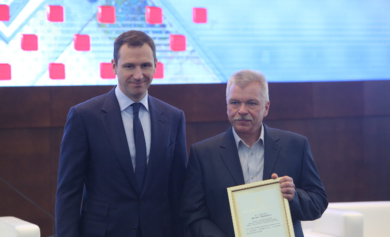 Denis Butsaev, Minister of Investment and Innovations of the Moscow region and Miakhail Markin with the Letter of Recognition from the Moscow region Governor