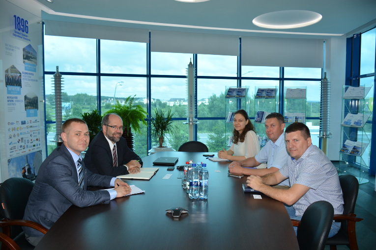 Talks at Izolyator plant with Wacker Chemie AG representatives, L-R: Sales Manager of Wacker Chemie Rus Mikhail Spirin, Sales Director SER Jüergen Ismeier, Antonina Maslennikova, Dmitry Abbakumov and Vladimir Romanov