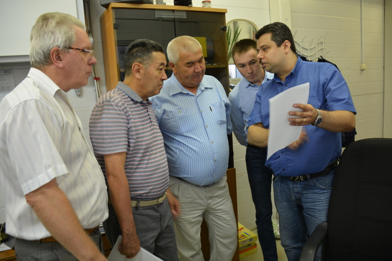 Discussing results of high-voltage bushings’ test with NPG Kyrgyzstan representatives at the test center of Izolyator plant