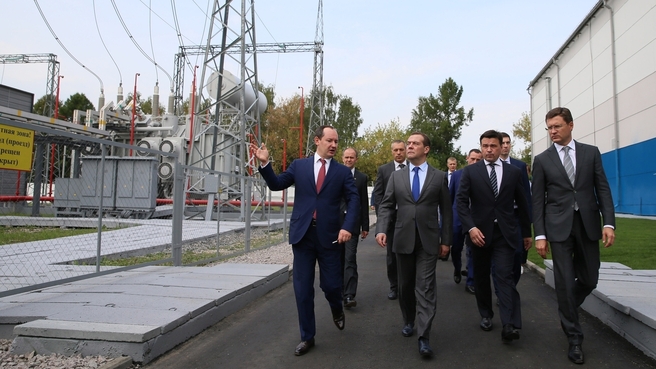 Dmitry Medvedev and the accompanying persons are seeing Sloboda substation of MOESK (photo courtesy Rosseti)