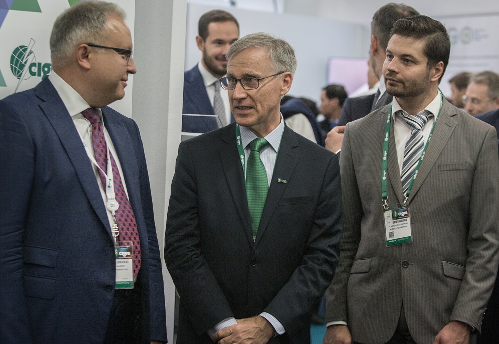 CIGRE Secretary General Philippe Adam and Andrey Murov are discussing the results of the tour of the Russian exposition and prospects of cooperation development at the exhibition of the 47th CIGRE session (photo: FGC UES)