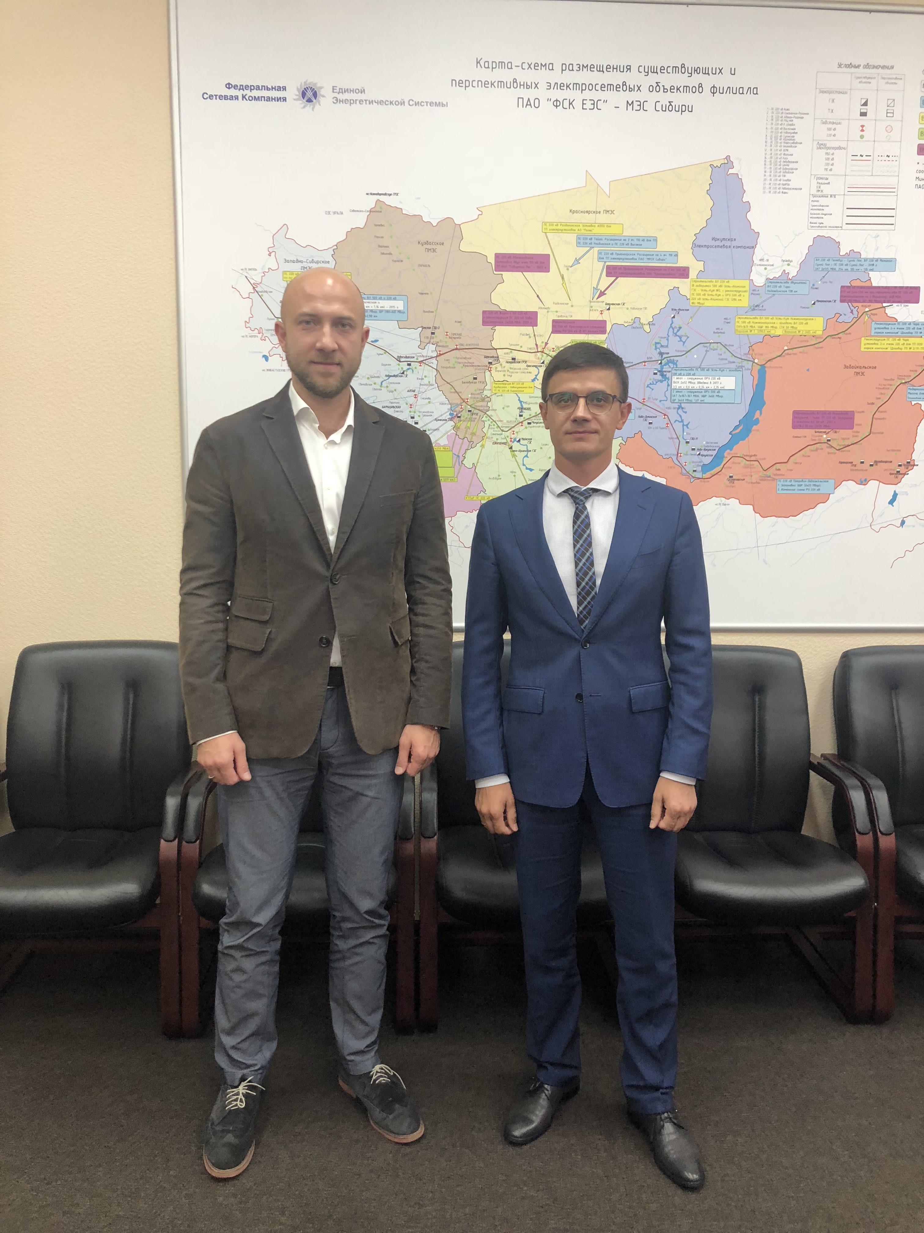 Alexander Savinov (L) and Chief Engineer of MPS Siberia Alexander Terskov during a business meeting at the head office of MPS Siberia