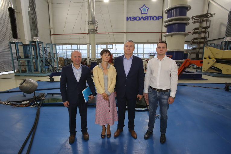 Reporters of Energy of Unified Grid magazine at the test center of Izolyator plant