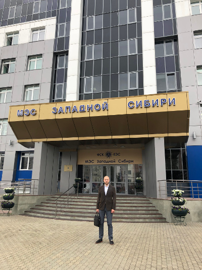 Alexander Savinov by the head office of MPS West Siberia in Surgut