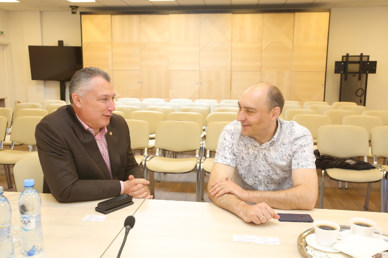 Alexander Slavinsky (L) and Deputy General Director on Technical Policy and Investment, Technical Director at TGC-11 Vladimir Soskov are having talks at Izolyator plant