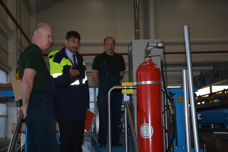 Giving the task of localization and extinguishing a fire on the winding equipment, L-R: Yury Dubinin, Boris Sobelman and Evgeny Borzilo