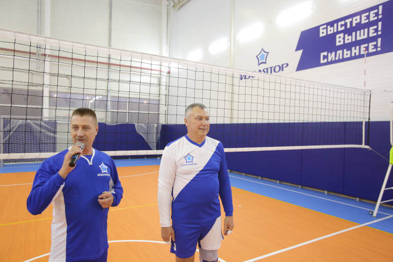 Sergey Moisseev and Alexander Slavinsky are opening the New Year Volleyball Tournament among Izolyator teams