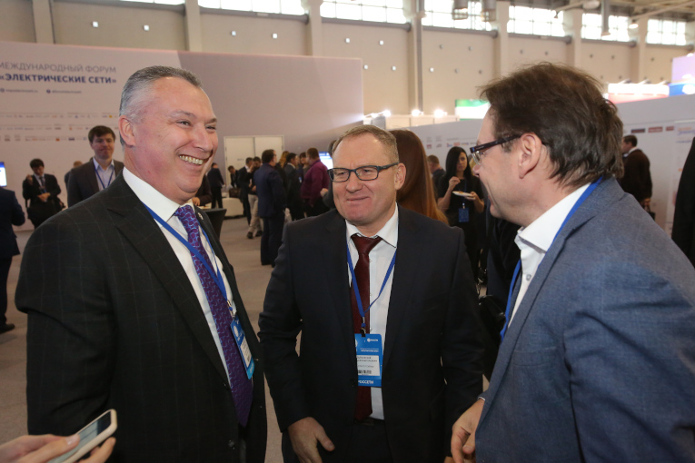 L-R: Alexander Slavinsky, Director of Procurement, Head of Supply Chain at IDGC Siberia Valery Dubrovsky and Oleg Bakulin