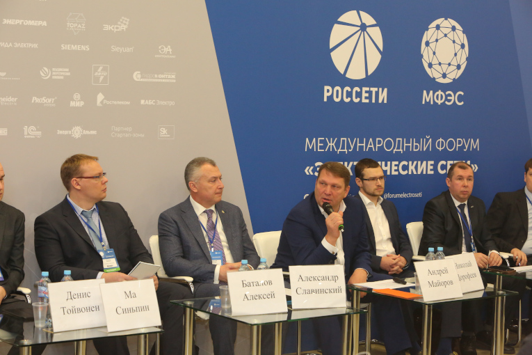 Deputy General Director, Chief Engineer at Rosseti PJSC Andrey Mayorov (holding microphone) and Alexander Slavinsky in the presidium of the panel session session “Digital substation: solutions, experience, prospects of development”