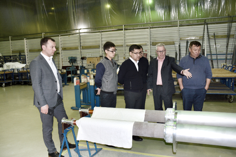 Representatives of Alageum Electric subsidiaries are getting familiar with the process stages of manufacture of high-voltage bushings at Izolyator plant