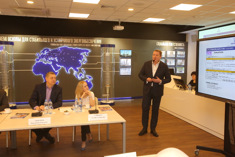 Ivan Panfilov is opening the meeting, dedicated to the sales division’s report at Izolyator