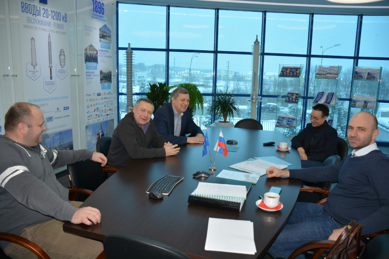 Discussion of joint project at Izolyator, L-R: Dmitry Mashinistov, Yury Nikitin, Konstantin Sipilkin, Elena Posokh and Lead Engineer of MPEI’s Industrial Electronics Dpt Mikhail Astashev, PhD 