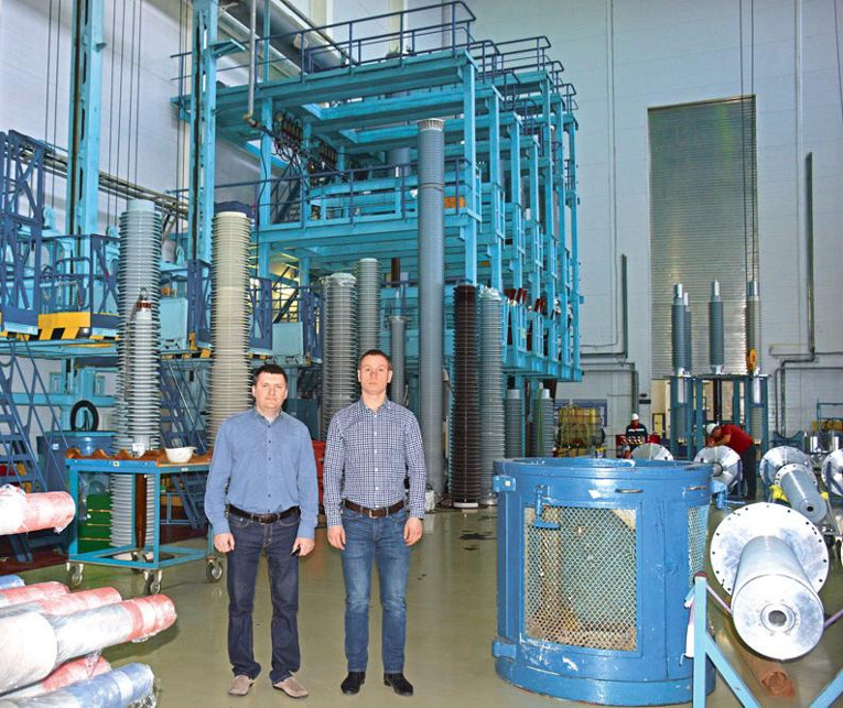 Vladimir Romanov and Director in charge for commerce of TAU NefteHim Managing Company Aleksey Nuzhdin at the assembly shop of Izolyator plant
