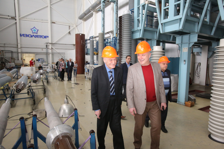 Boris Pavlovich Kokurkin inspects manufacturing facility — present of Izolyator plant
