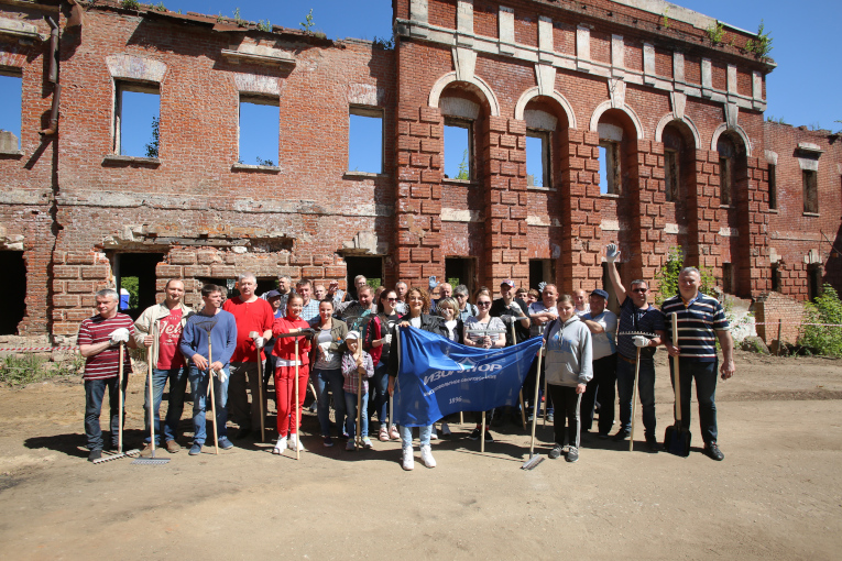 Employees of the Izolyator plant are participants in the clean-up day at the territory of the cultural heritage object — the former cloth factory of Count P. I. Yaguzhinsky in Pavlovskaya Sloboda
