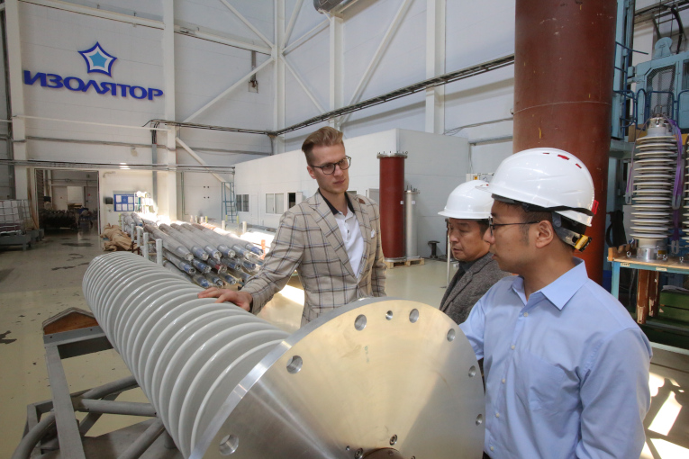 The leaders of South Korean Artex Corporation get acquainted with the technology of production of high-voltage bushings at Izolyator