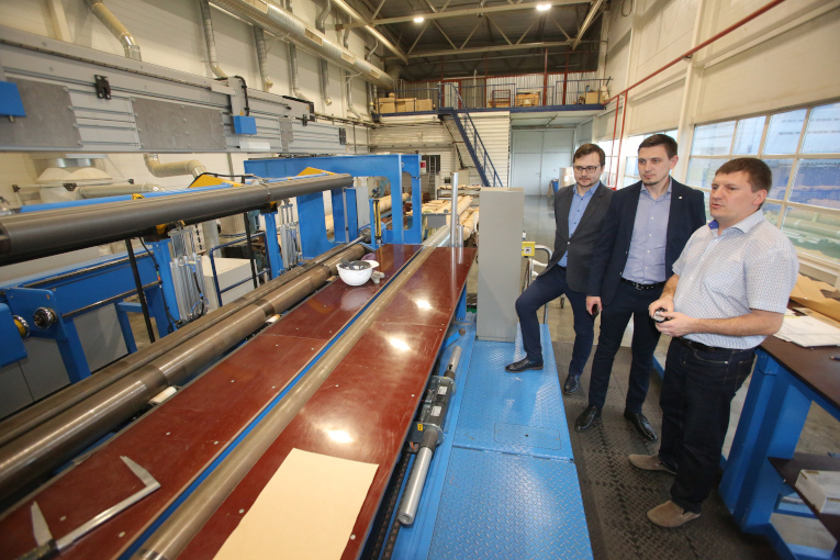 Kamyshlov plant ‘Uralizolyator’ management are at the machine for winding the paper insulation on 252–1,200 kV voltage bushings