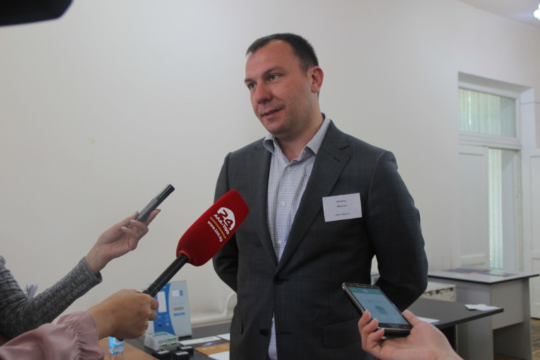 Maxim Osipov gives an interview to the media at the Unified Presentation Day of the National Power Grid of Kyrgyzstan