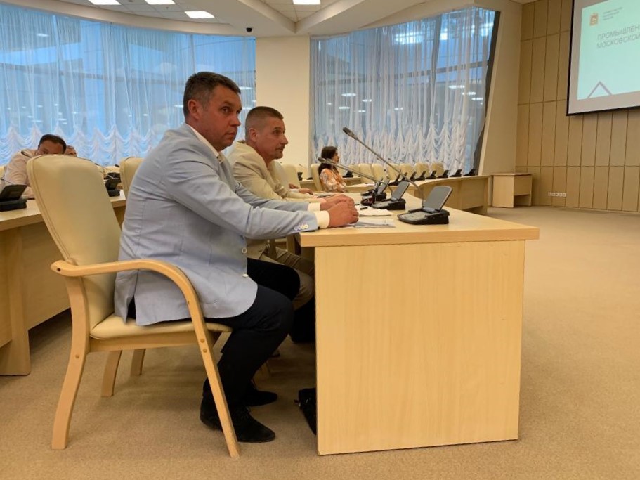 Dmitry Abbakumov (foreground) and Sergey Moiseev at a working meeting