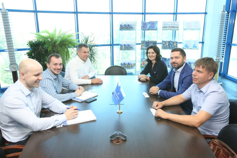 Meeting with PO Alfa-Metall top management at Izolyator plant, L-R: Alexander Pankratov, Dmitry Karasev, Dmitry Abbakumov, PO Alfa-Metall Commercial Director Irina Borunova, PO Alfa-Metall General Director Dmitry Trishchenko and Deputy General Director of PO Alfa-Metall Valentin Borunov