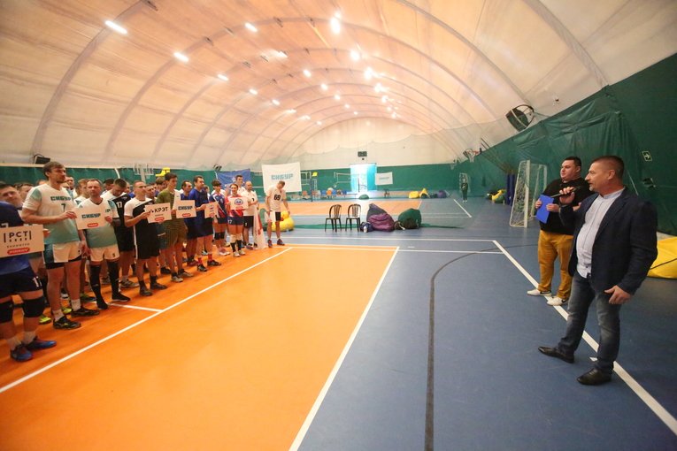 Sergey Moiseev addresses the participants of the City Cup volleyball tournament