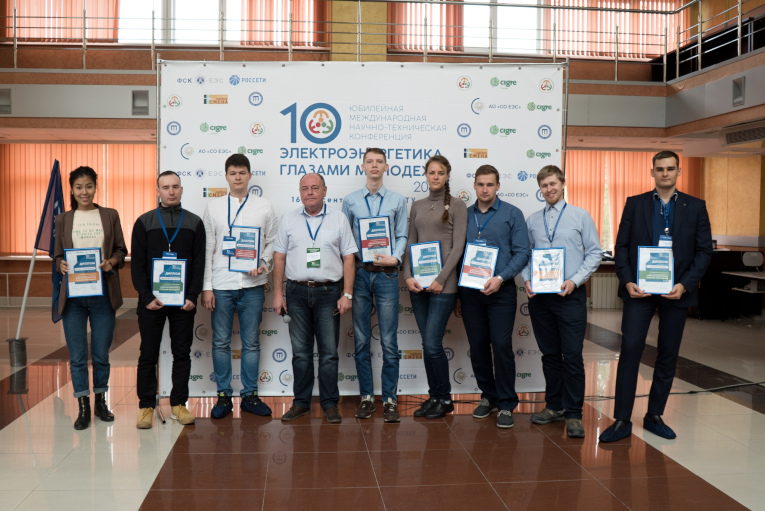 Vladimir Ustinov with participants of the 10th Anniversary International Scientific and Technical Conference ‘Energy Industry through the eyes of youth 2019’, Irkutsk