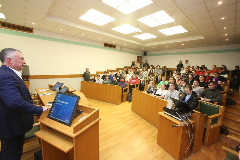 Meeting of Chief Executive Officer of Zavod Izolyator LLC Alexander Slavinsky with students of the National Research University of Electronic Technology