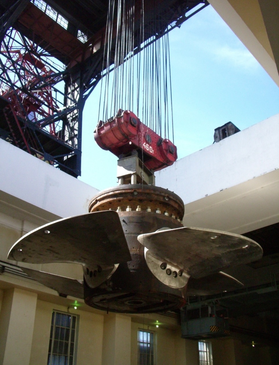 Dismantling the impeller of the Nizhny Novgorod HPP (photo: RusHydro Group)