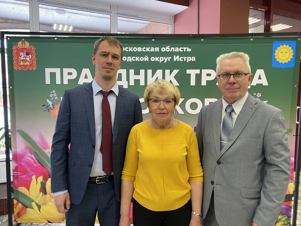 Representatives of the third and fourth generations of the labor dynasty: spouses Victor and Natalia Kiryukhins, and their son Pavel