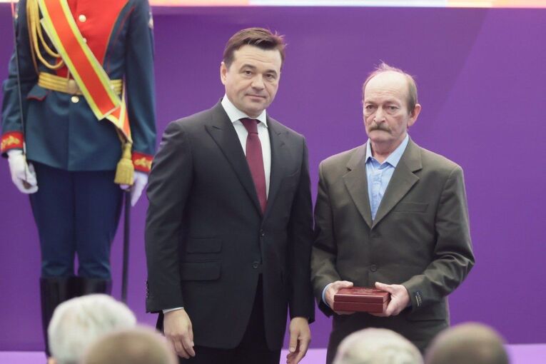 Governor of the Moscow Region Andrey Vorobyov presents Vladimir Nikolaev