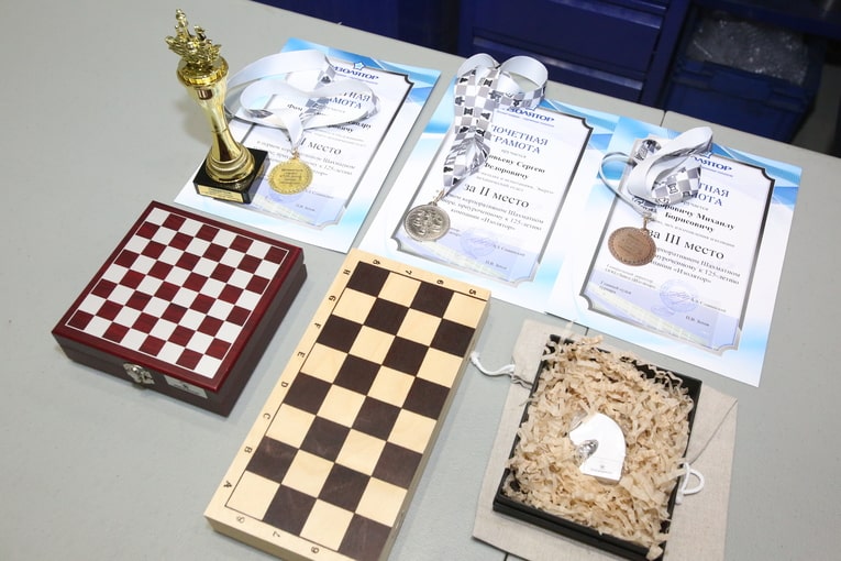 Awards of the first rapid chess tournament of Izolyator Group 