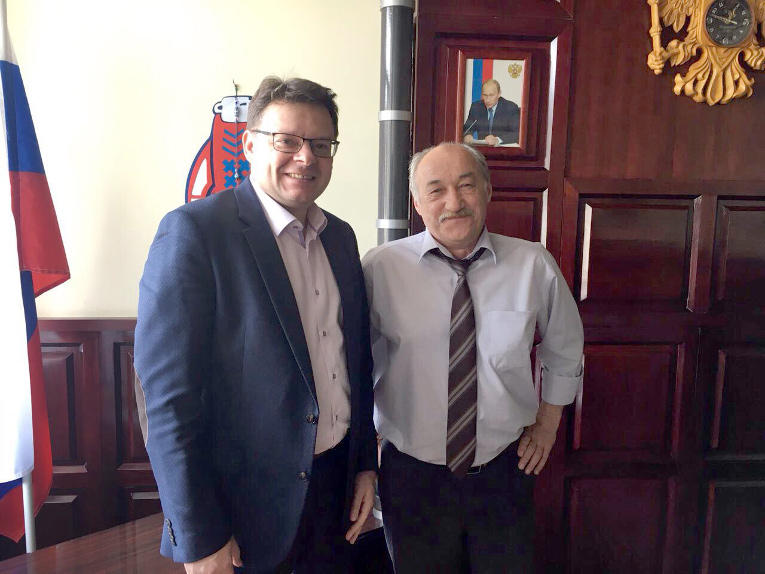 Oleg Bakulin (L) and Alexander Goryainov during the meeting at the headquarter of Vilyuiskaya HPP named after E. N. Batenchuk