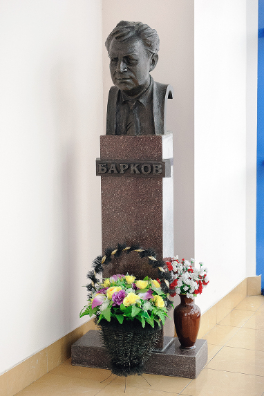 Monument to A. A. Barkov by the entrance to Izolyator plant