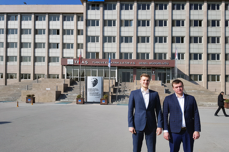 Ярослав Седов (слева) и Андрей Шорников у головного офиса компании TEİAŞ