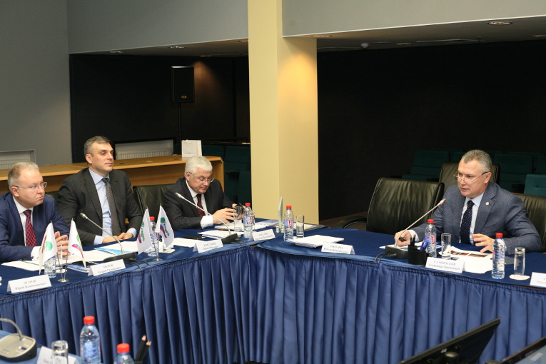 Alexander Slavinsky’s report at the meeting of the leading science and technology partners to RNC CIGRE at FGC UES headquarter