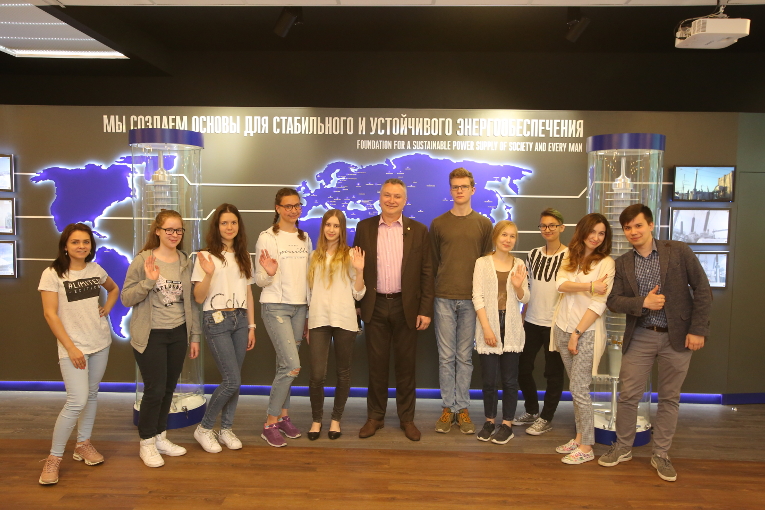 The students of Lomonosov Moscow State University Gymnasium
on a tour at Izolyator plant