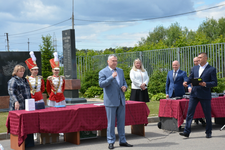 Alexander Slavinsky is addressing to the participants of Izolyator plant’s 122nd birthday celebration