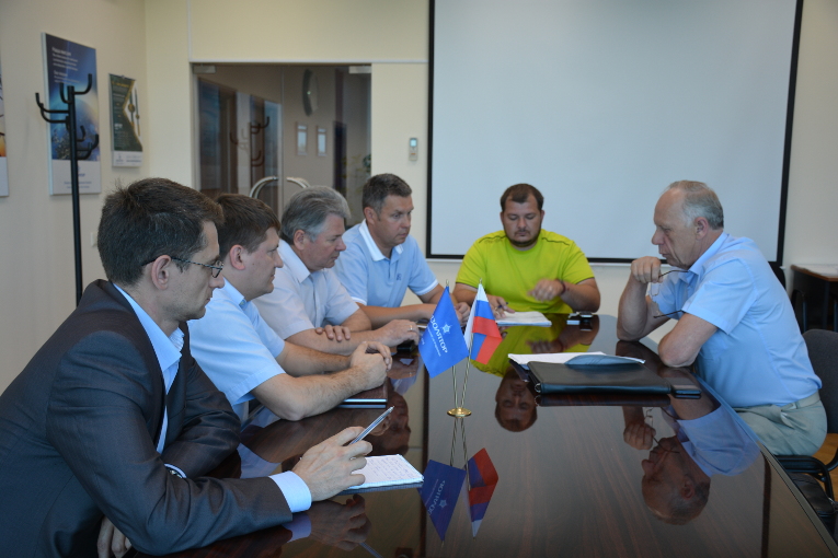 Discussing technical features of Splav DMZ products, on the right — Alexander Timofeev