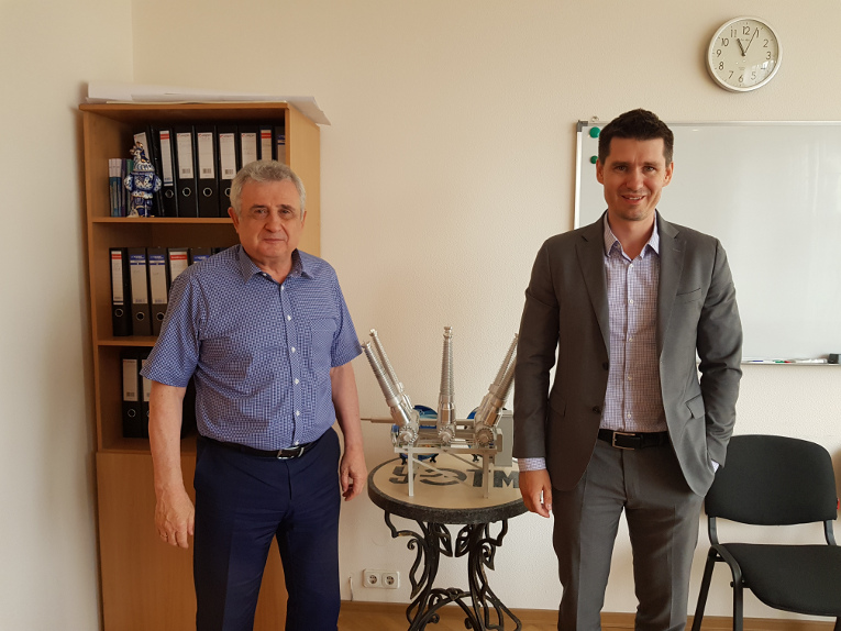 UETM’s General Director Vladimir Kalaushchenko (L) and Maxim Zagrebin during talks at Uralelectrotyazhmash